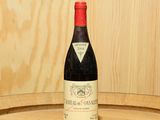 une bouteille de vin posée sur un tonneau