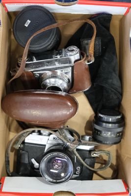 une boîte contenant un appareil photo et d'autres objets