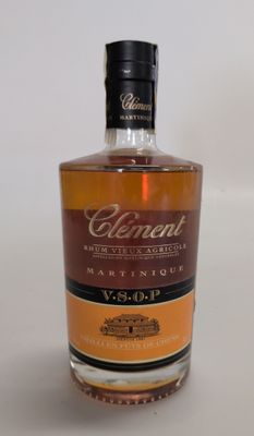 une photo d'une bouteille de whisky posée sur une table