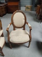 Paire de fauteuils en bois mouluré et sculpté à dossier méda… (photo 2)