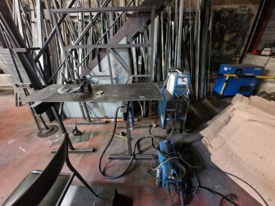 une machine placée au milieu d'une pièce