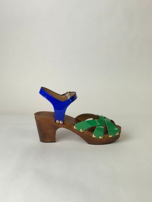 un gros plan sur une paire de sandales bleues et vertes