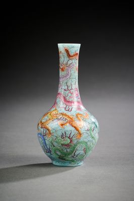 une image représentant un vase coloré orné d'un motif de dragon
