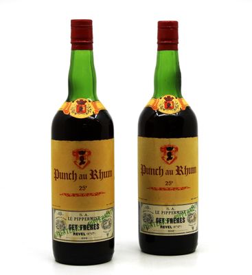 deux bouteilles de vin posées l'une à côté de l'autre sur une surface blanche