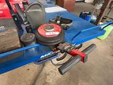 une photo d'une machine posée sur une table bleue