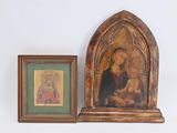 une photo d'un tableau et une photo d'une femme posées sur une étagère