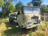 un vieux camion militaire garé dans l'herbe