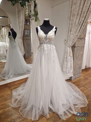 Robe de mariée trapèze, neuve, Herawhite Bridal, en dentelle…