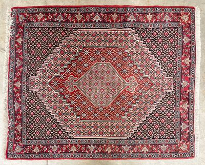 un tapis rouge et noir orné d'un motif en forme de diamant