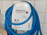 un tuyau bleu raccordé à un chargeur électrique