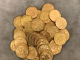 un gros plan sur un tas de pièces d'or posées sur une table