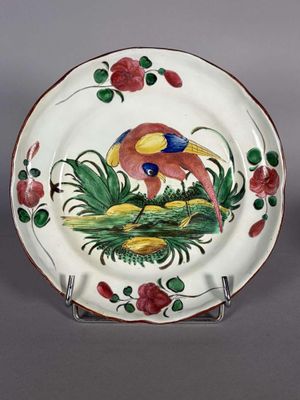 deux assiettes ornées d'oiseaux et de fleurs sur un fond gris