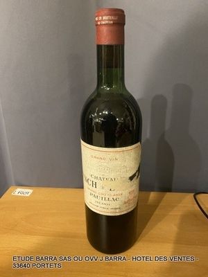 une bouteille de vin posée sur une table