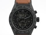 gros plan d'une montre sur une surface blanche