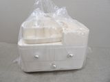 une commode blanche sur laquelle est posé un sac en plastique