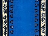 un tapis bleu orné de motifs noirs et blancs