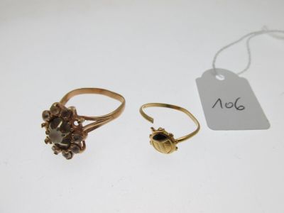 deux bagues en or et une bague ornée d'une fleur