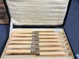 une photo d'un coffret contenant six paires de cuillères en bois