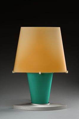 une image représentant une lampe de table avec un pied vert et un abat-jour jaune