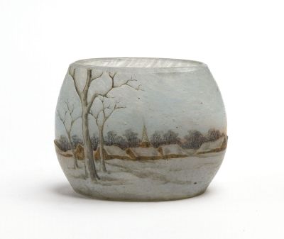 un petit vase avec un tableau posé sur une table