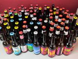 plusieurs bouteilles de bière posées les unes à côté des autres sur un comptoir