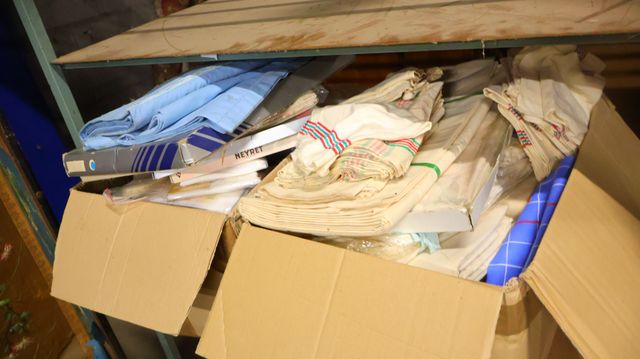 2 cartons de draps, serviettes torchons dont certains neufs