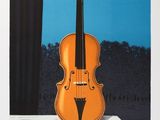 un violon orange posé sur une table près d'une fenêtre