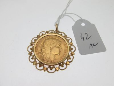gros plan d'une pièce d'or portant une étiquette de prix
