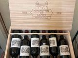 des bouteilles de vin se trouvent dans un coffret en bois sur une table