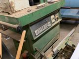 une machine posée sur une table dans une pièce