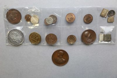 Lot de 22 monnaies et médaillettes : Napoleon III : 5 Frs 1868 BB ; 3  - Photo 1