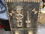 un gros plan d'une plaque en bois sur laquelle figure une personne