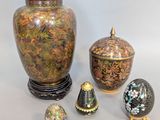 de nombreux vases et œufs de toutes sortes sur la table