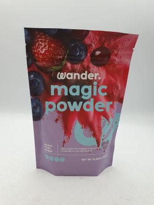 un gros plan sur un sachet de poudre contenant des baies et des myrtilles