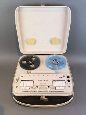 une boîte blanche contenant un tourne-disque