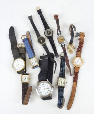 a lot of watches that are sitting together on a table