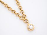 une chaîne en or jaune ornée d'un pendentif en diamant