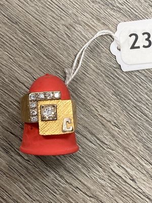 une borne d'incendie rouge sur laquelle est posée une bague en or sertie de diamants