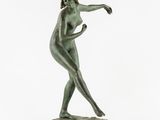 une image représentant une statue en bronze d'une femme posée sur un socle en marbre