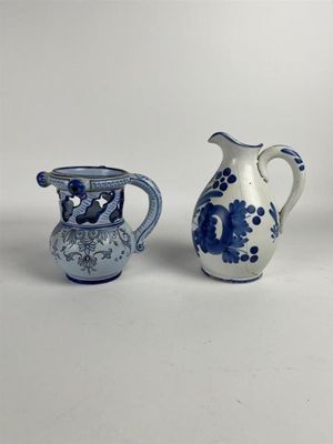 Pichet en faïence de Nevers à décor en camaïeu de bleu, de c…