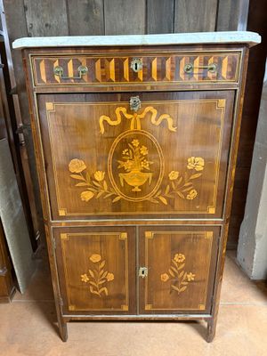 SECRETAIRE de salon en bois de placage à décor marqueté en f…