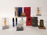 de nombreux parfums de toutes sortes exposés sur une table