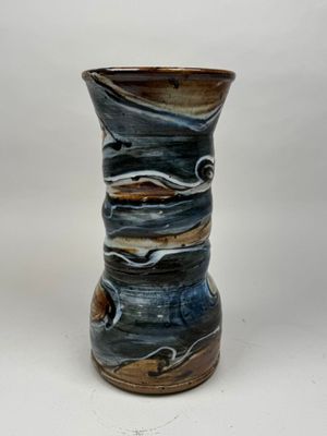 gros plan d'un vase sur une surface blanche