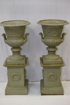 Deux importants VASES de jardin en fonte de forme Médicis su…