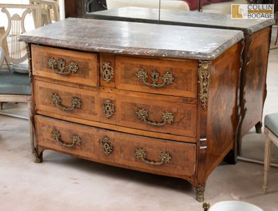 une commode en bois avec un plateau en marbre