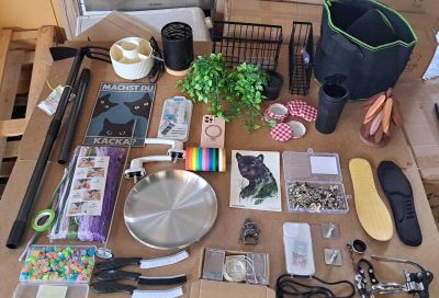 une table sur laquelle se trouvent de nombreux objets, notamment des ciseaux, des stylos, des ciseaux et d'autres objets