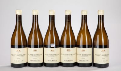six bouteilles de vin sont alignées sur une table