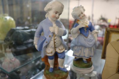 deux figurines exposées dans une vitrine