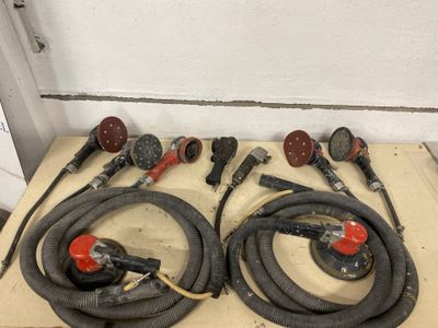two hoses that are sitting next to each other on a table