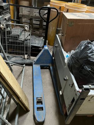 un chariot élévateur au milieu d'un entrepôt rempli de cartons